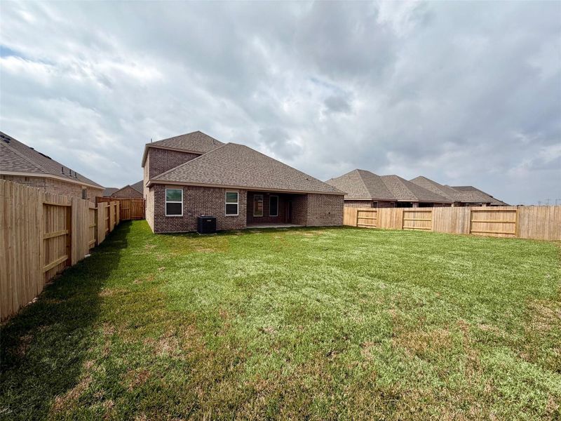 Exterior details and patio area of a home in Lago Mar, Texas City (Image 3).