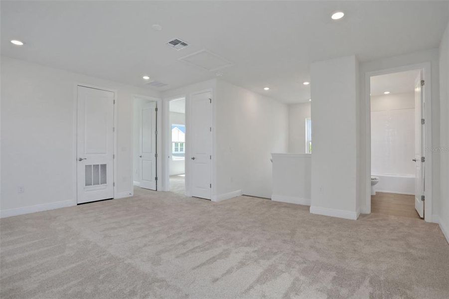 Spacious, unfurnished interior of a new home in Bungalow Walk at Lakewood Ranch, Sarasota (Image 27).
