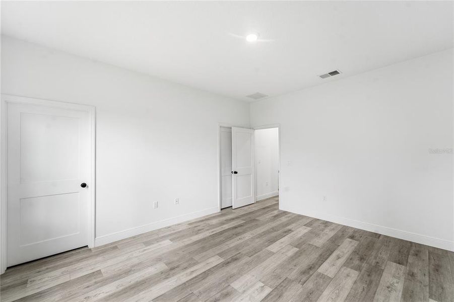 Spacious, unfurnished interior of a new home in , Ocala (Image 28).