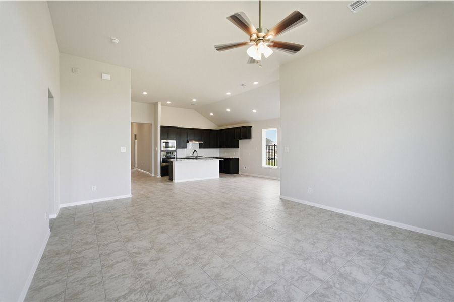 Spacious, unfurnished interior of a new home in Canterra Creek, Rosharon (Image 34).