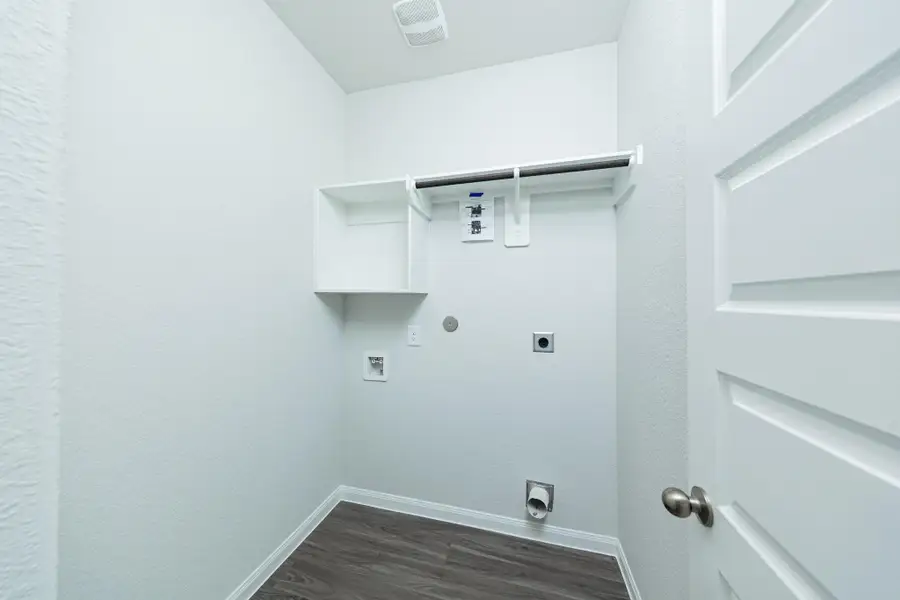 Spacious, unfurnished interior of a new home in River's Edge, Conroe (Image 9).