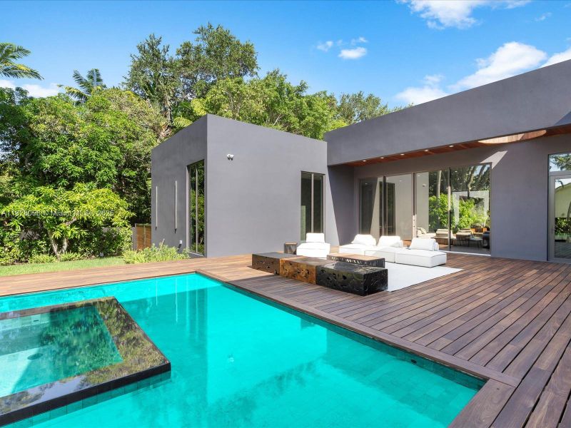 Exterior details and patio area of a home in , Miami (Image 48).