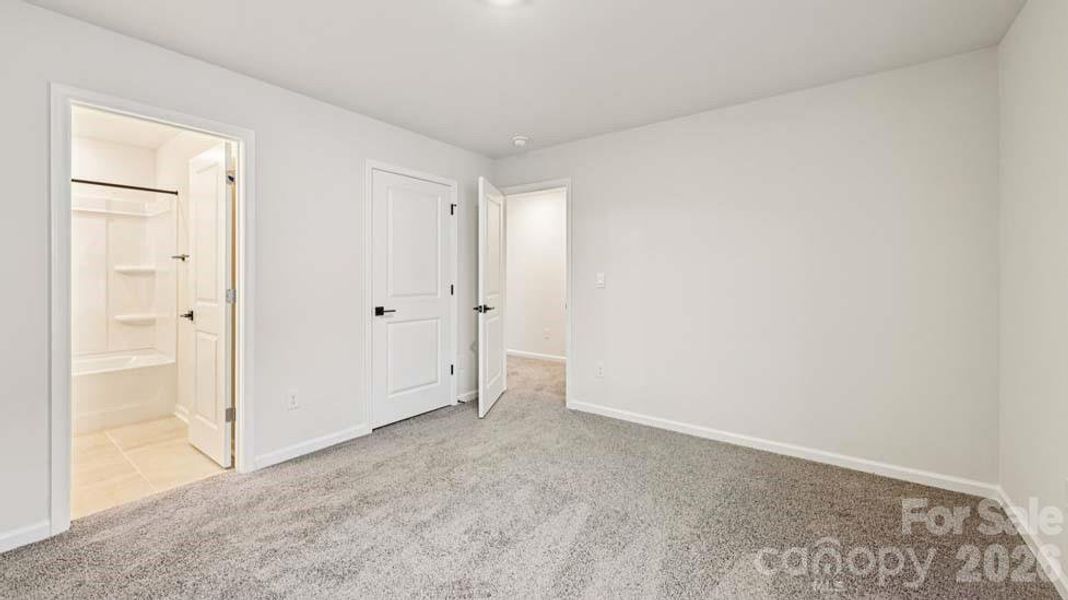 Spacious, unfurnished interior of a new home in Sylvan Creek, Denver (Image 19).
