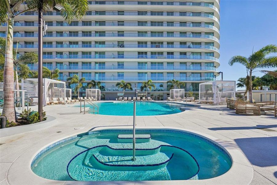 Condo located in St. Petersburg, FL showcasing its design and architecture (Image 32).