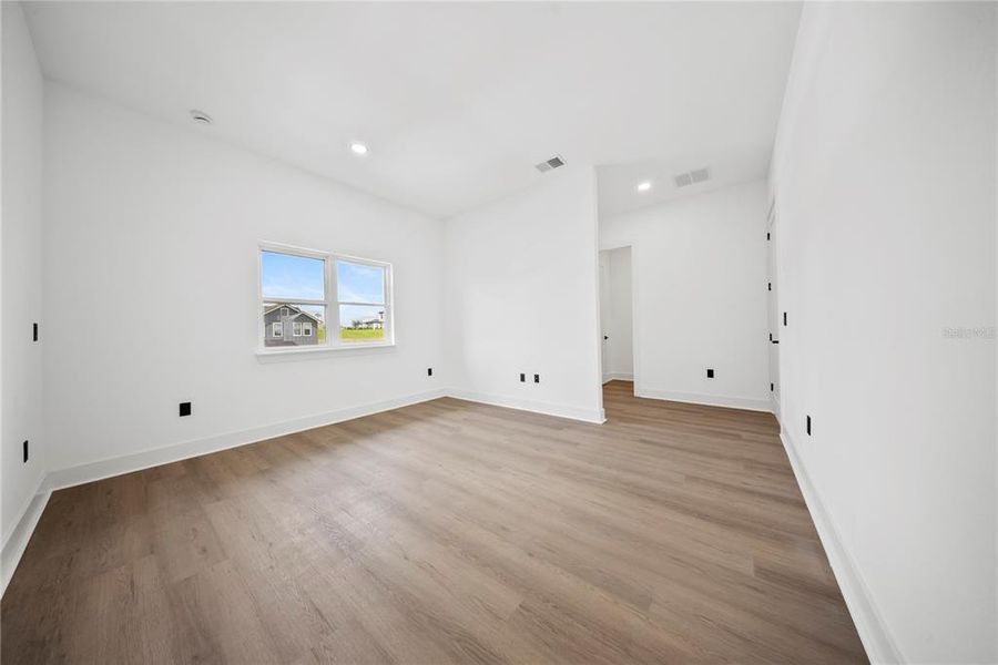 Spacious, unfurnished interior of a new home in , Lake Alfred (Image 52).