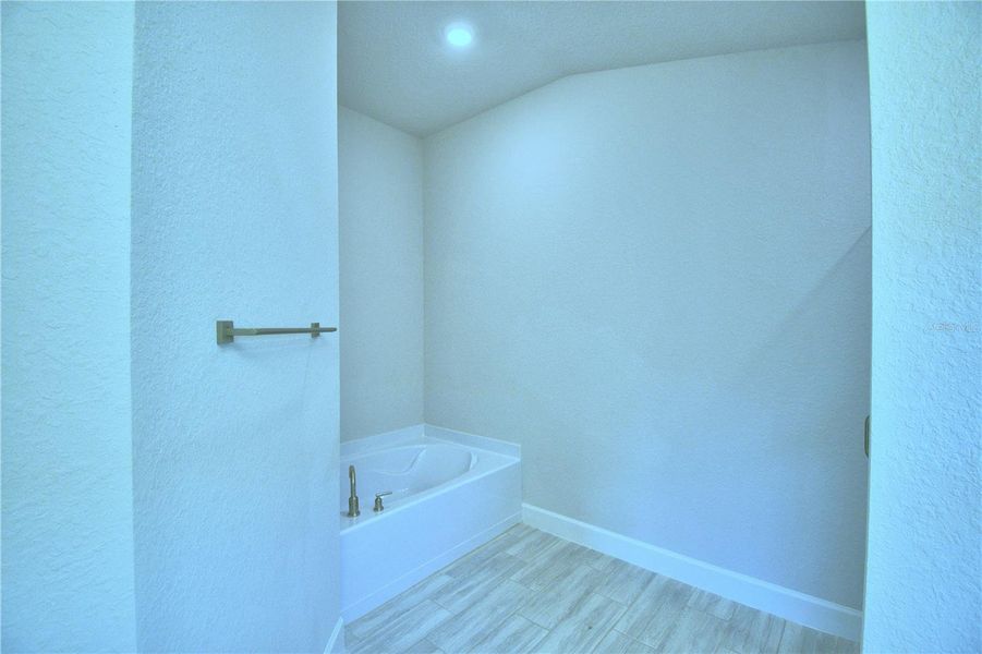 Spacious, unfurnished interior of a new home in Magnolia Park, Haines City (Image 20).