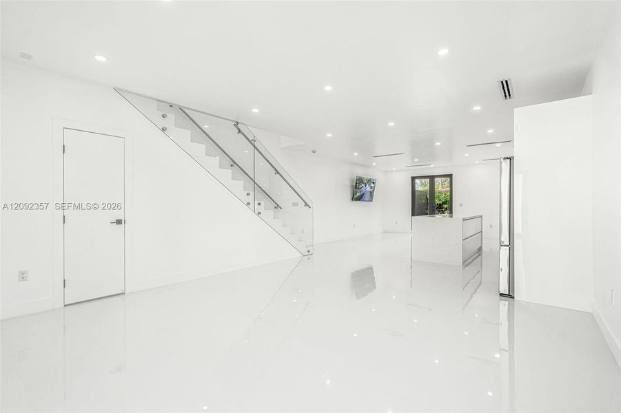 Spacious, unfurnished interior of a new home in , Miami (Image 27).