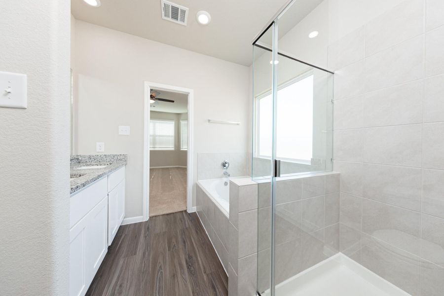 Furnished interior view inside a new home in Mackenzie Creek, Conroe (Image 10).