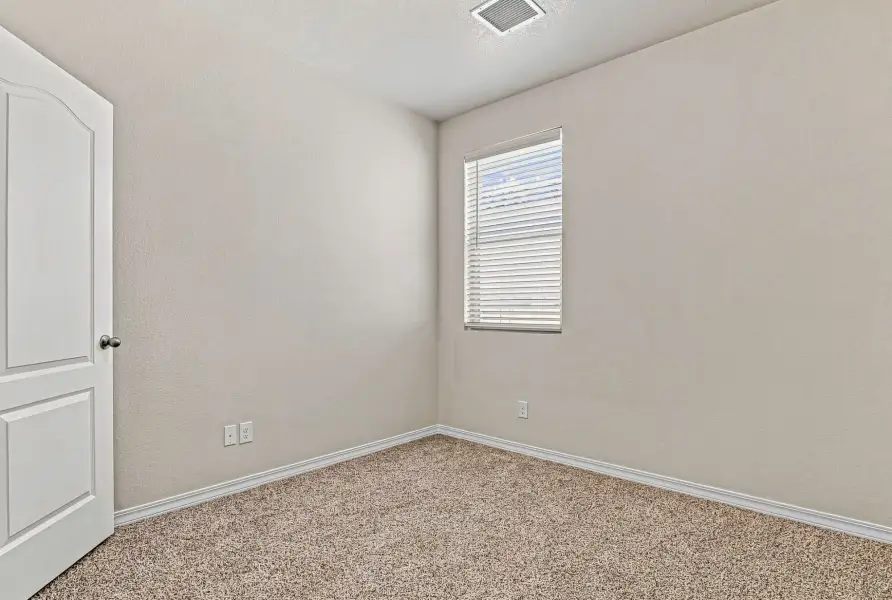 Spacious, unfurnished interior of a new home in Desert Breeze, Horizon City (Image 28).