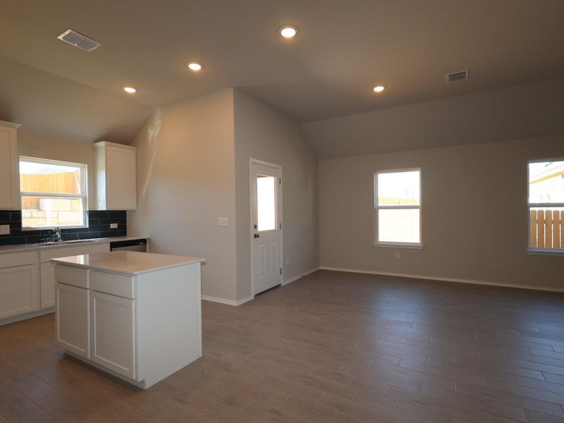 Spacious, unfurnished interior of a new home in Cascades at Onion Creek, Austin (Image 9).