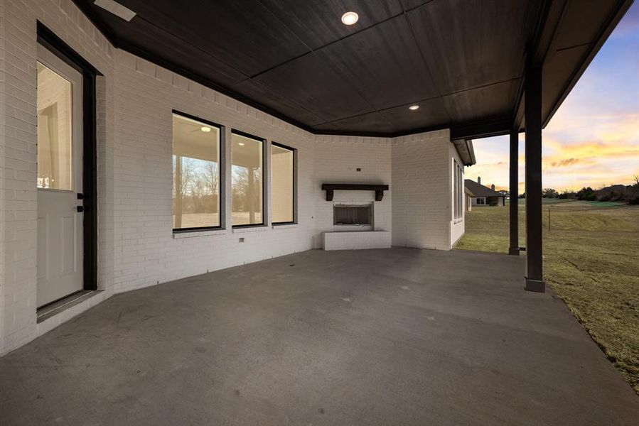 Exterior details and patio area of a home in King Crossing Estates, Van Alstyne (Image 4).