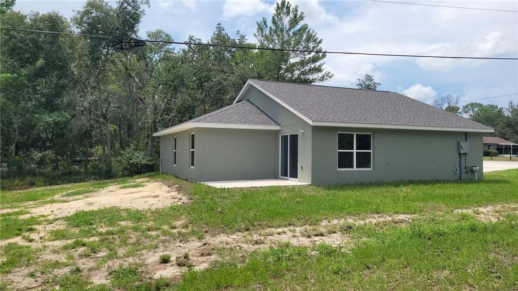 Exterior details and patio area of a home in , Dunnellon (Image 4).