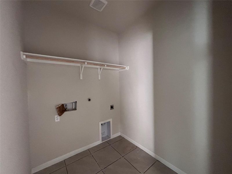 Spacious, unfurnished interior of a new home in The Colony, Bastrop (Image 13).