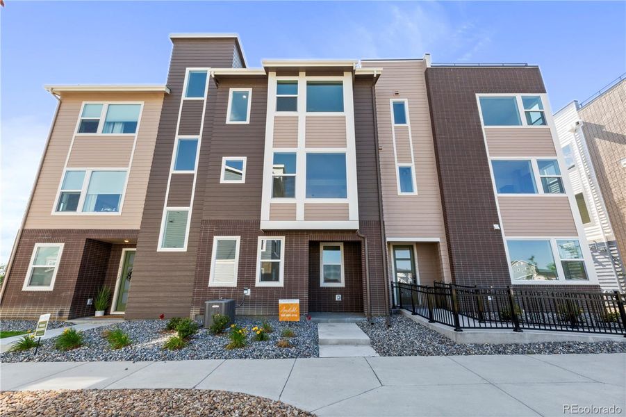 Condo located in Broomfield, CO showcasing its design and architecture (Image 5).