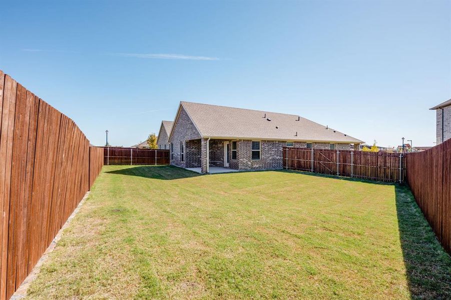 Exterior details and patio area of a home in Elevon, Lavon (Image 21).