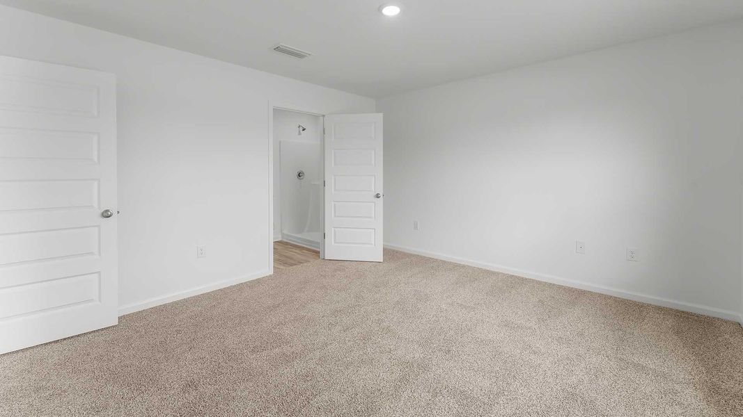 Spacious, unfurnished interior of a new home in Sunny Hills, Chipley (Image 14).