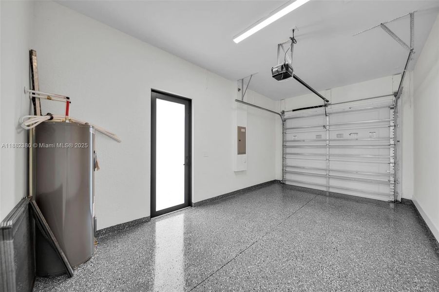 Spacious, unfurnished interior of a new home in , Lehigh Acres (Image 14).