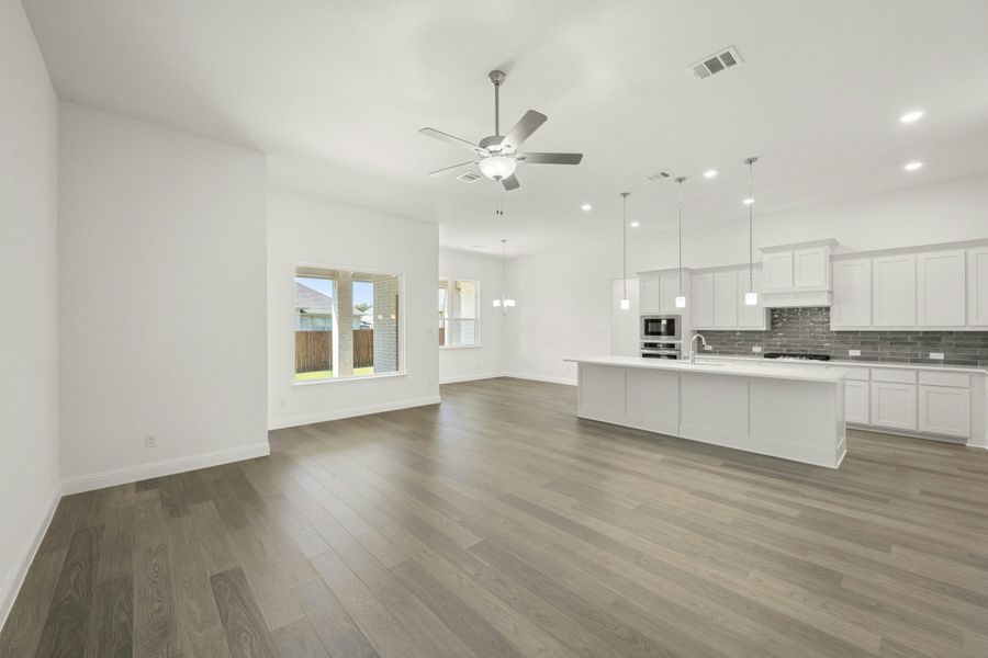 Spacious, unfurnished interior of a new home in Kentsdale Farms, DeSoto (Image 14).