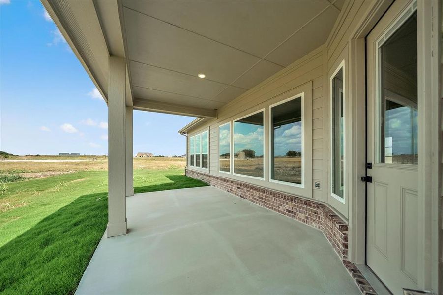 Spacious, unfurnished interior of a new home in Rocky Top, Krum (Image 28).