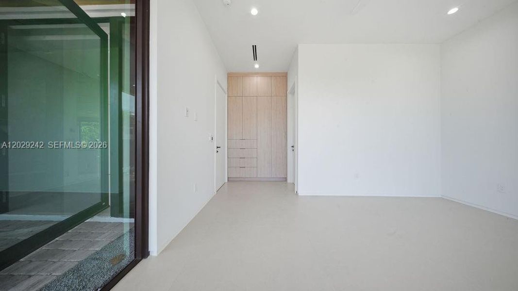Spacious, unfurnished interior of a new home in , Fort Lauderdale (Image 23).