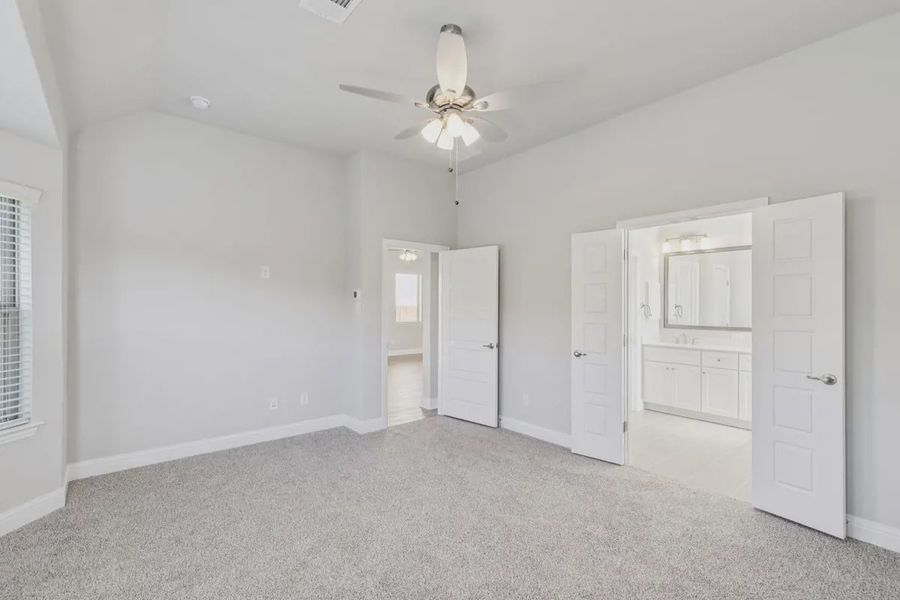 Spacious, unfurnished interior of a new home in Summer Crest, Crowley (Image 27).