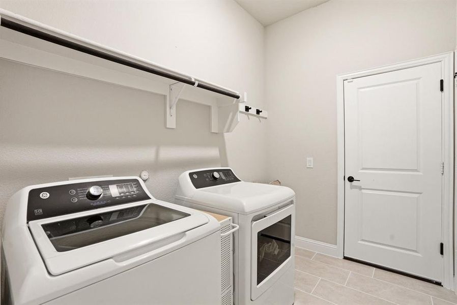 Close-up of interior finishes inside a home in Hayes Crossing, Midlothian (Image 20).