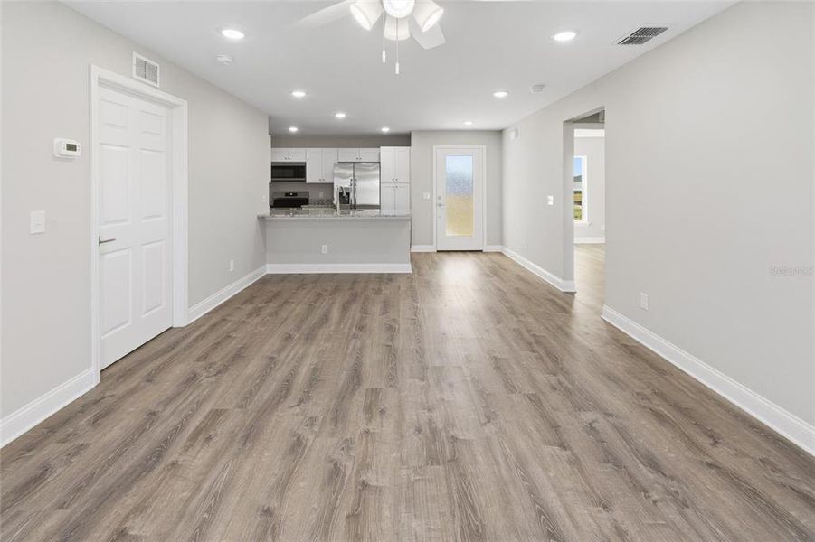 Spacious, unfurnished interior of a new home in , Frostproof (Image 11).