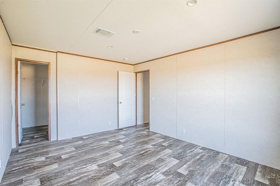 Spacious, unfurnished interior of a new home in , Bellevue (Image 13).