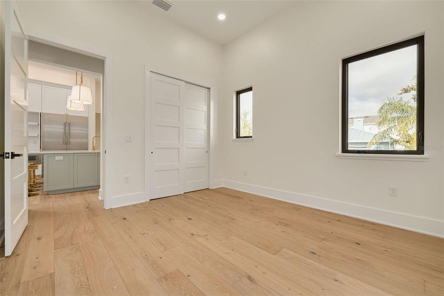 Spacious, unfurnished interior of a new home in , Tampa (Image 22).