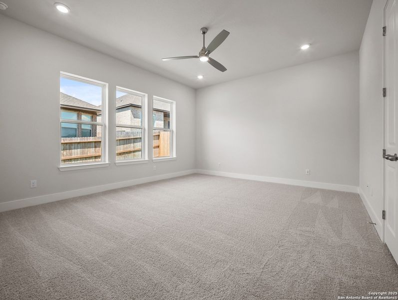 Spacious, unfurnished interior of a new home in Cibolo Crossing, Universal City (Image 15).