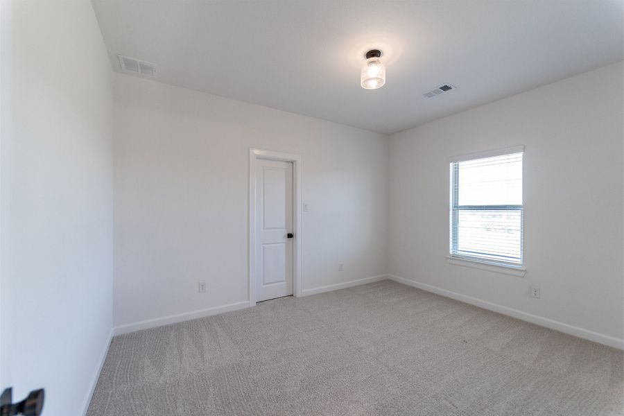 Spacious, unfurnished interior of a new home in Heath Golf & Yacht Club, Heath (Image 59).