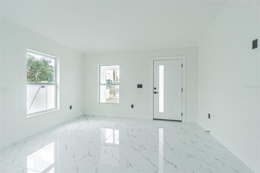 Spacious, unfurnished interior of a new home in , Tampa (Image 9).