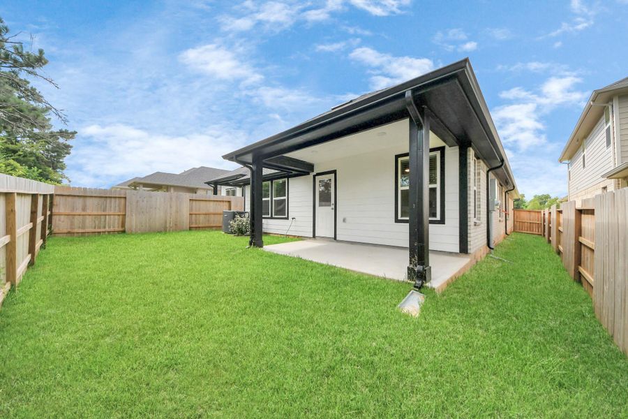 Exterior details and patio area of a home in Montgomery Ridge: Landmark Collection, Montgomery (Image 23).