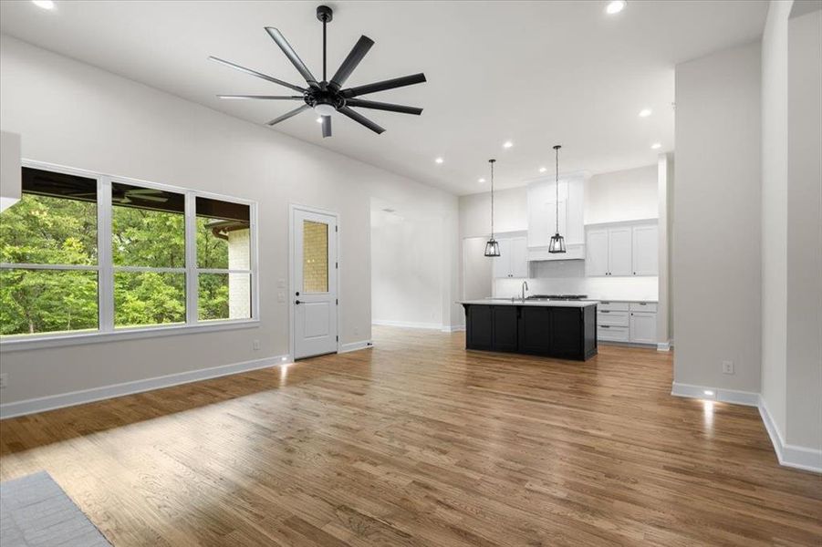 Spacious, unfurnished interior of a new home in , Mineola (Image 23).
