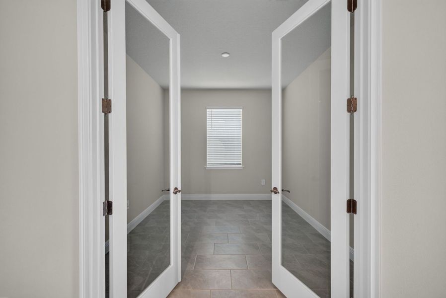 Spacious, unfurnished interior of a new home in Wellen Park, Venice (Image 15).