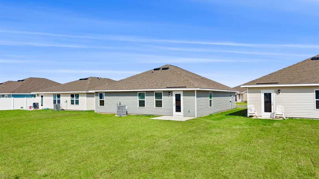Exterior details and patio area of a home in Liberty, Panama City (Image 4).