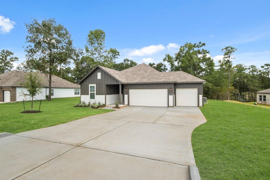 Front exterior of a new home in Oakwood Ranch, Willis, TX, highlighting curb appeal (Image 2). Front exterior of a new home in Oakwood Ranch, Willis, TX, highlighting curb appeal (Image 2).