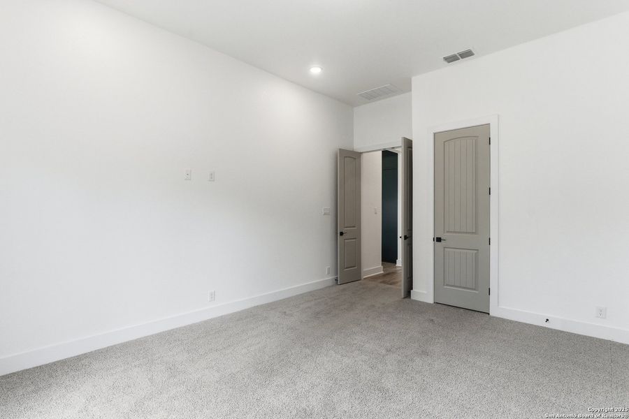 Spacious, unfurnished interior of a new home in Heimer Estates at Garden Ridge, San Antonio (Image 23).