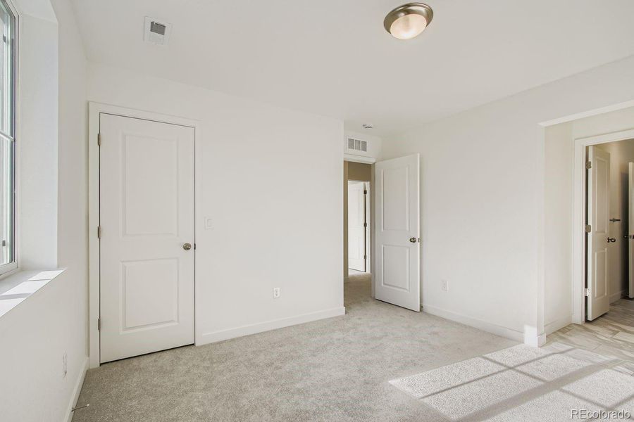 Spacious, unfurnished interior of a new home in Ken-Caryl Ranch, Littleton (Image 12).