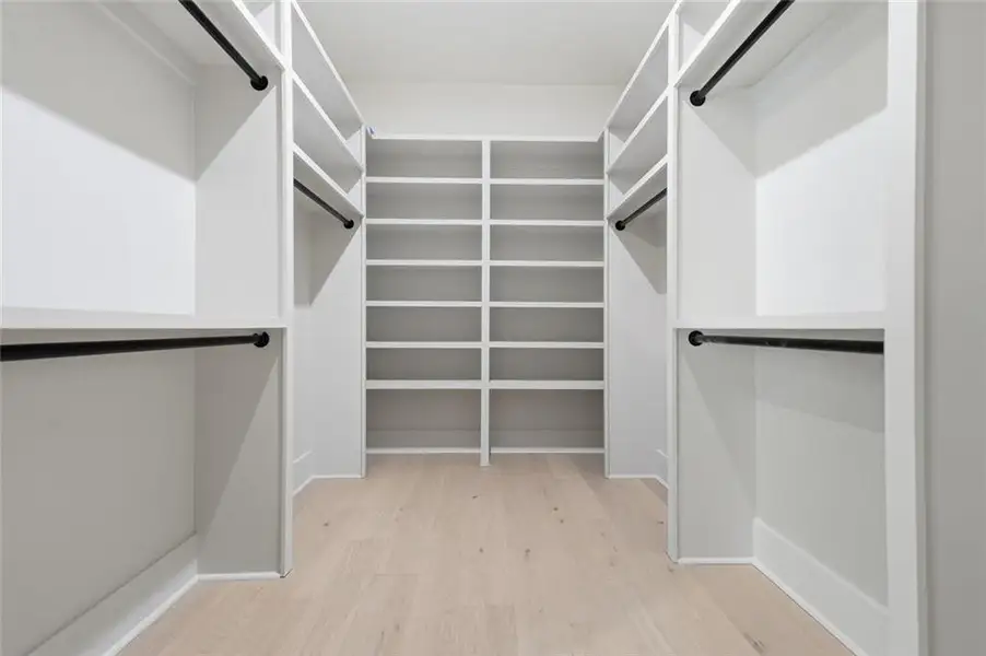 Spacious, unfurnished interior of a new home in , Gainesville (Image 16).