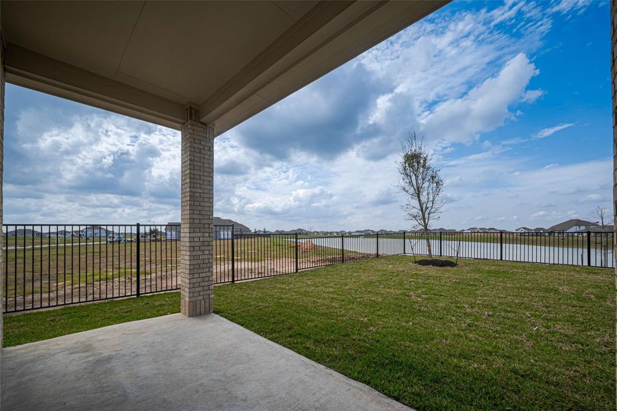 Exterior details and patio area of a home in Lago Mar, Texas City (Image 4).