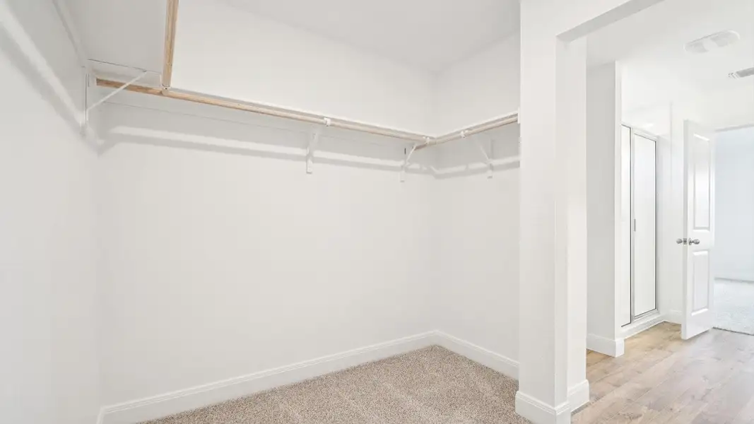 Spacious, unfurnished interior of a new home in Railhead, Cedar Creek (Image 11).