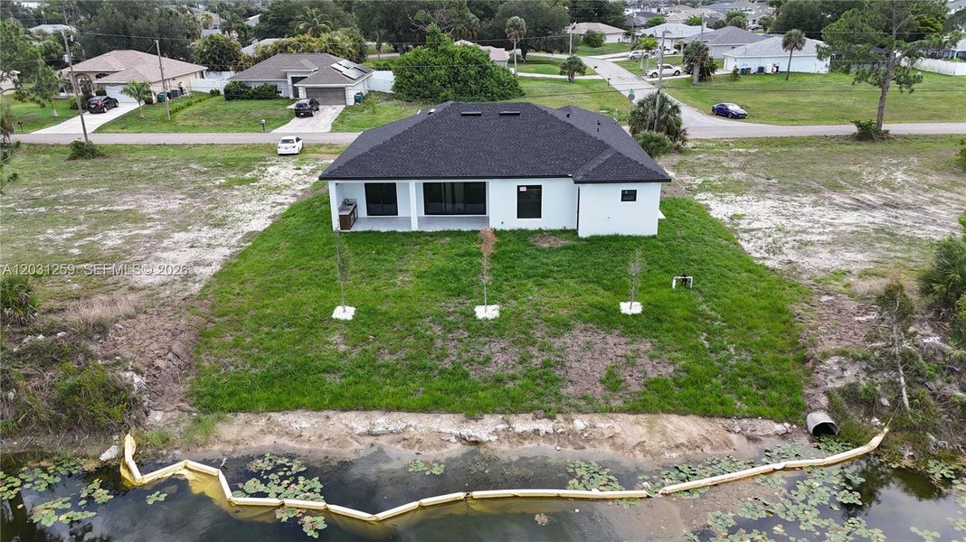 Exterior details and patio area of a home in , Cape Coral (Image 24).