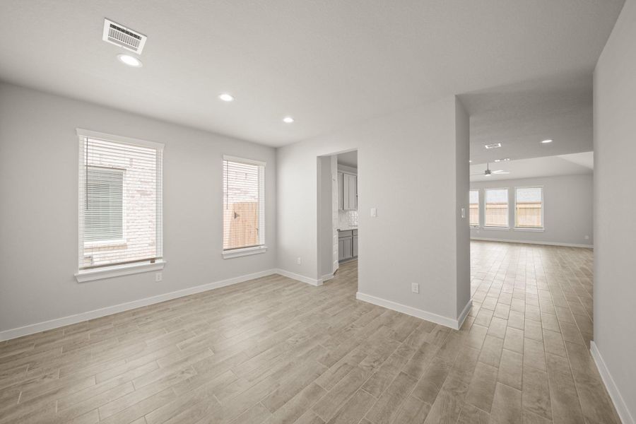 Spacious, unfurnished interior of a new home in Morton Creek Ranch, Katy (Image 14).