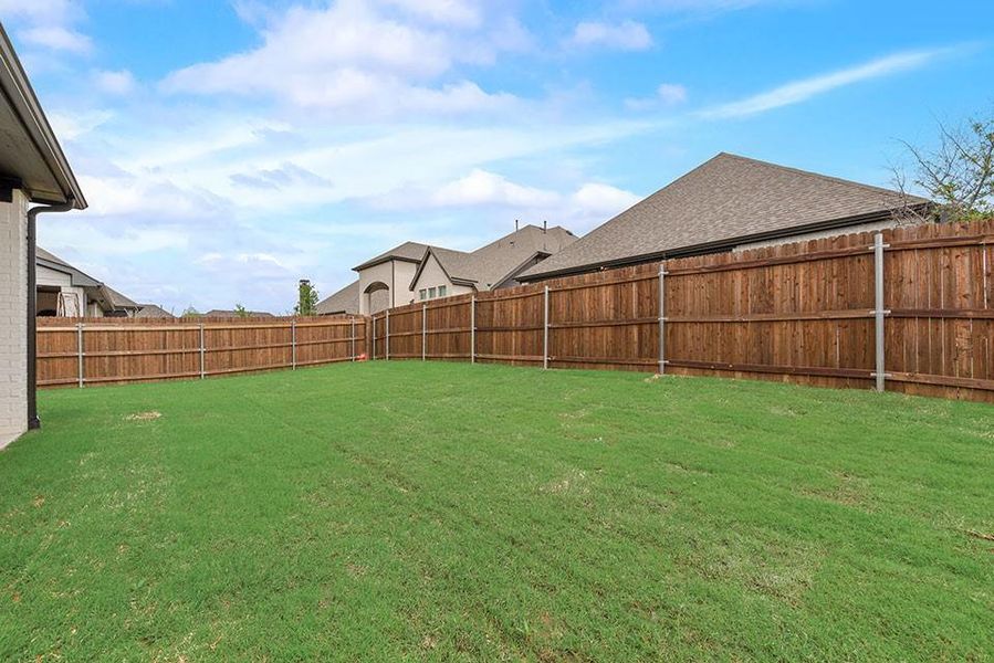 Exterior details and patio area of a home in Tavolo Park, Fort Worth (Image 21).