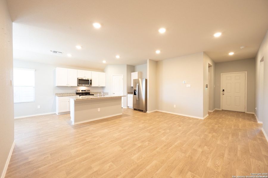 Spacious, unfurnished interior of a new home in , Seguin (Image 10).