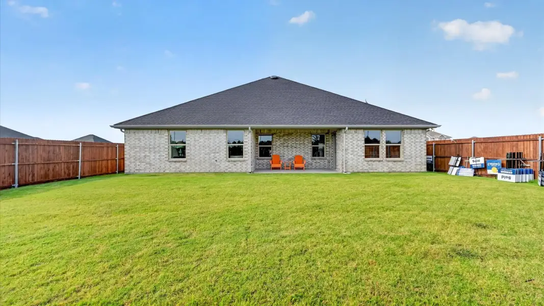 Exterior details and patio area of a home in Parkerville Meadows, DeSoto (Image 22).