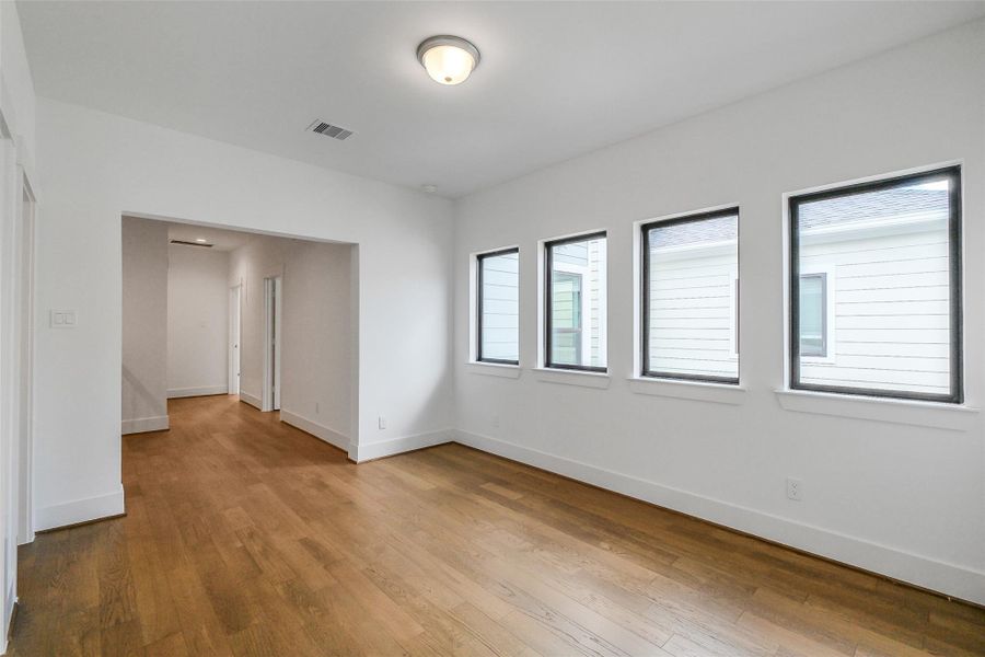 Spacious, unfurnished interior of a new home in Timbergrove Trails, Houston (Image 18).