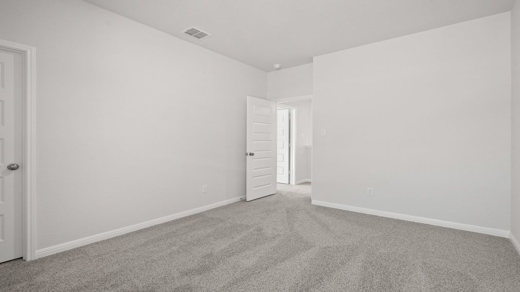 Spacious, unfurnished interior of a new home in Hunters Ranch, San Antonio (Image 21).