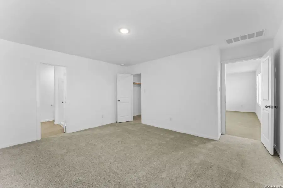 Spacious, unfurnished interior of a new home in Sky Ranch, New Braunfels (Image 24).